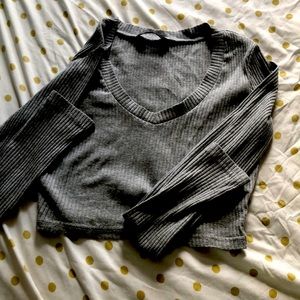Hey Guys so I’m selling a long sleeve gray crop it’s really cute